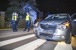 Veel schade na botsing voor zebrapad in Vogelenzang