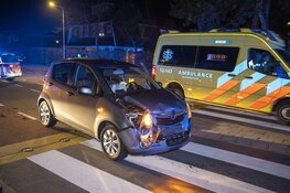 Veel schade na botsing voor zebrapad in Vogelenzang