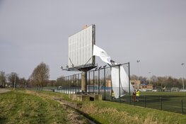 Groot reclamedoek stuk gewaaid langs de A9 bij Spaarndam