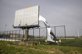 Groot reclamedoek stuk gewaaid langs de A9 bij Spaarndam