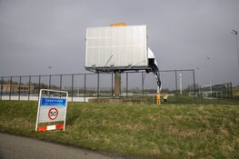 Groot reclamedoek stuk gewaaid langs de A9 bij Spaarndam