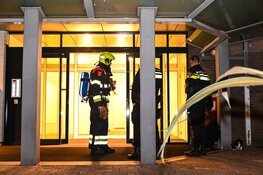 Wierrook zet bloempot in brand, bewoonster naar het ziekenhuis