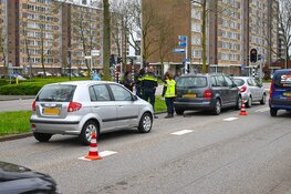 Drie auto’s klappen op elkaar op de Plesmanweg in Beverwijk