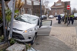 Auto tegen bloemenwinkel gereden in Heemstede