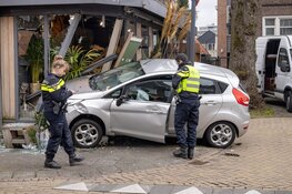 Auto tegen bloemenwinkel gereden in Heemstede