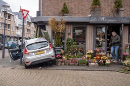 Auto tegen bloemenwinkel gereden in Heemstede