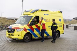 Hulpdiensten groots uitgerukt voor onwelwording op strand Bloemendaal