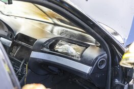 Geparkeerde auto in de brand aan de Leidsevaart in Haarlem