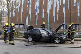 Geparkeerde auto in de brand aan de Leidsevaart in Haarlem