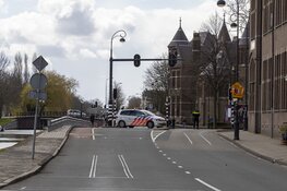 Geparkeerde auto in de brand aan de Leidsevaart in Haarlem