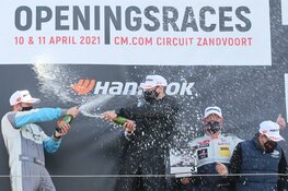 Coureur Mark Jobst kan het amper geloven: twee keer racewinst bij debuut in Supercar Challenge!