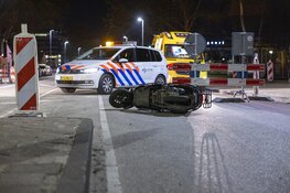 Scooterrijder gewond na harde crash bij wegwerkzaamheden Floris van Adrichemlaan