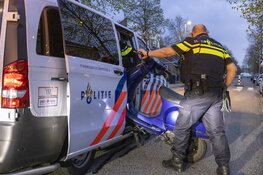 Uber Eats bezorger hard onderuit door verkeersdrempel in Haarlem