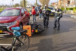 Maaltijdbezorger aangereden door auto op de Lorentzkade