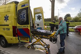 Maaltijdbezorger aangereden door auto op de Lorentzkade