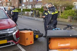 Maaltijdbezorger aangereden door auto op de Lorentzkade