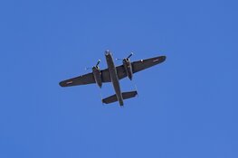 B-25 Mitchell bommenwerper boven provinciehuis in Haarlem