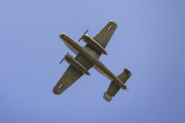 B-25 Mitchell bommenwerper boven provinciehuis in Haarlem