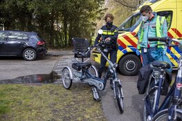 Driewieler te water langs de Burgemeester Van Doornkade in Heemstede