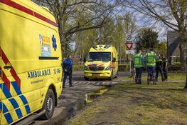 Driewieler te water langs de Burgemeester Van Doornkade in Heemstede