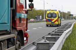 Auto knalt op vrachtwagen op A22