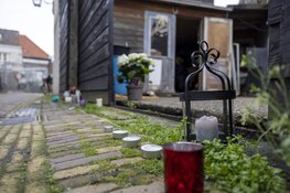 Bloemen en kaarsjes in Beeksteeg waar Haarlemmer is neergeschoten