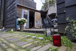 Bloemen en kaarsjes in Beeksteeg waar Haarlemmer is neergeschoten