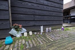 Bloemen en kaarsjes in Beeksteeg waar Haarlemmer is neergeschoten