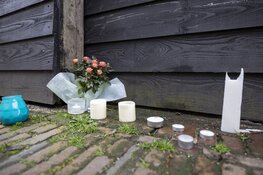 Bloemen en kaarsjes in Beeksteeg waar Haarlemmer is neergeschoten