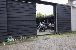 Bloemen en kaarsjes in Beeksteeg waar Haarlemmer is neergeschoten