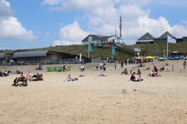 Strand Bloemendaal druk bezocht op Hemelvaartsdag