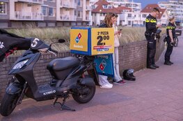 Pizzabezorger onderuit op de Boulevard Barnaart in Zandvoort