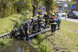 Automobilist schrikt van fietser en rijdt water in