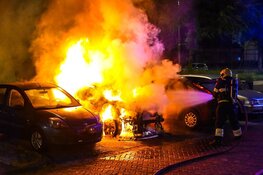Geparkeerde auto gaat in vlammen op aan de Plesmanweg in Beverwijk