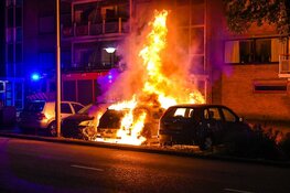 Geparkeerde auto gaat in vlammen op aan de Plesmanweg in Beverwijk