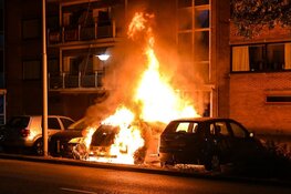 Geparkeerde auto gaat in vlammen op aan de Plesmanweg in Beverwijk