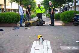 Scooterrijder wordt aangereden en crasht op de Breestraat