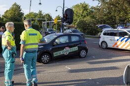 Pizzabezorgster botst achterop auto op de Heemsteedse Dreef