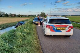 Auto te water langs Lagendijk in Uitgeest