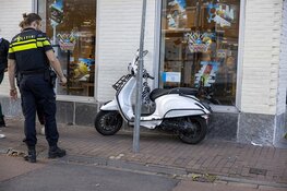 Jonge dame op scooter aangereden door auto op Raamvest in Haarlem