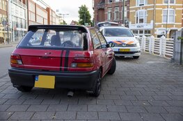 Jonge dame op scooter aangereden door auto op Raamvest in Haarlem