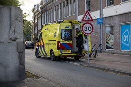 Jonge dame op scooter aangereden door auto op Raamvest in Haarlem