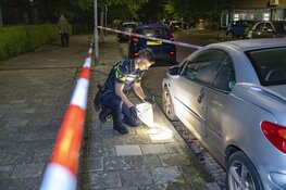 Explosie en vlammen bij auto in Van Oosten de Bruijnstraat in Haarlem