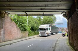 Vrachtwagen raakt spoortunnel, treinverkeer ligt stil