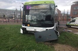 Bus raakt van de weg in IJmuiden