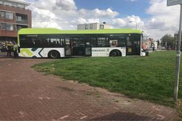Bus raakt van de weg in IJmuiden