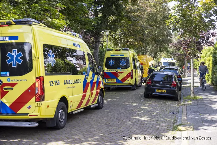 Pakketbezorger aangereden door fietser op stoep in Beverwijk