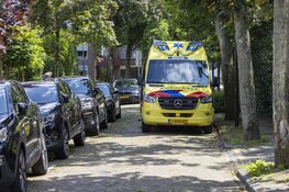 Pakketbezorger aangereden door fietser op stoep in Beverwijk