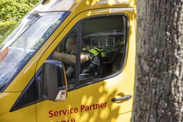 Pakketbezorger aangereden door fietser op stoep in Beverwijk