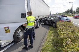 Botsing tussen vrachtwagen en auto op de N208 bij Velserbroek